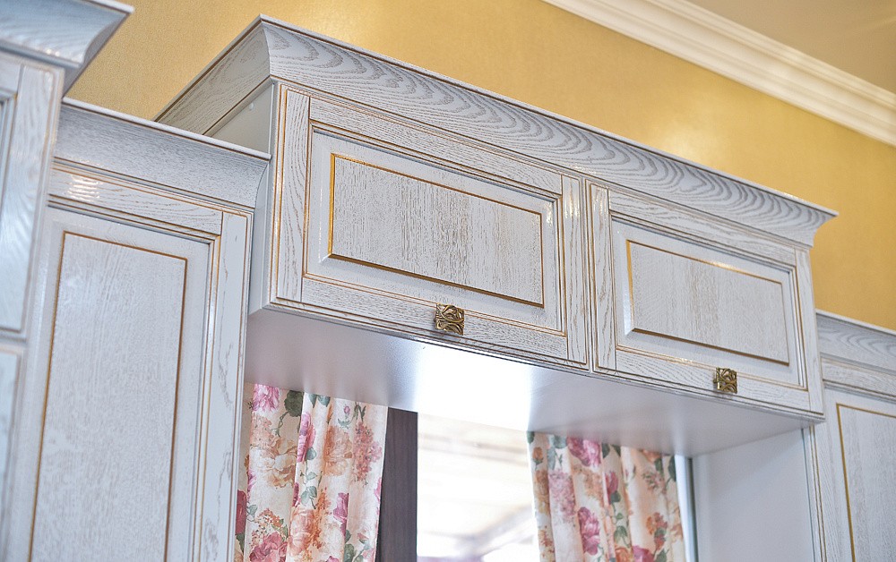 Кухня Виконт белый с золотой патиной