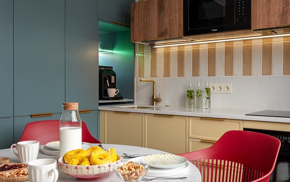 Колор-блок кухня для ТВ-проекта «Квартирный Вопрос»