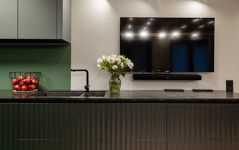 Графитовая кухня для ТВ-проекта «Дачный Ответ»