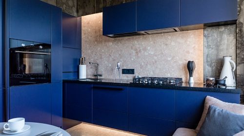 Современная маленькая угловая кухня