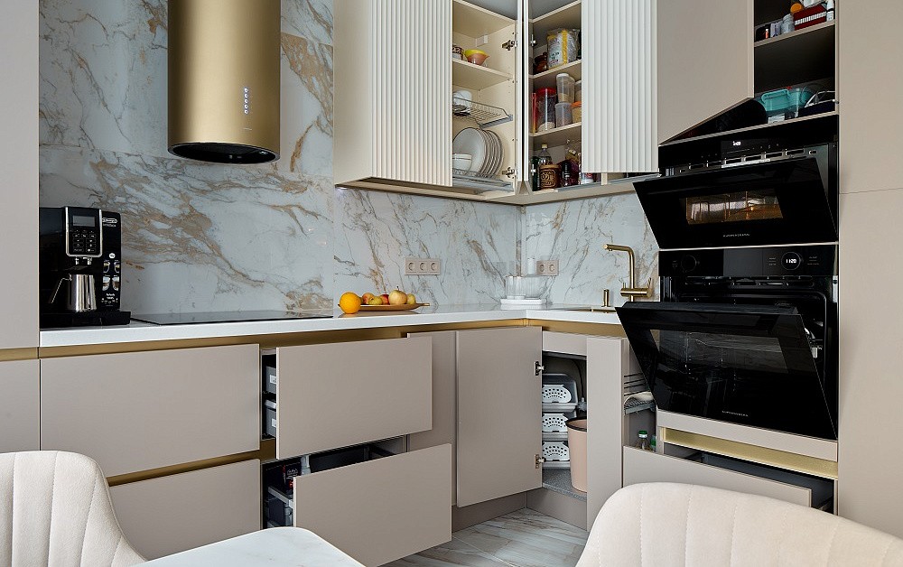 Роскошная песочная кухня с мраморно-золотыми акцентами
