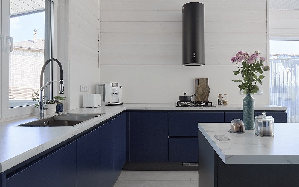 Бело-синяя кухня для гонщика Никиты Шикова