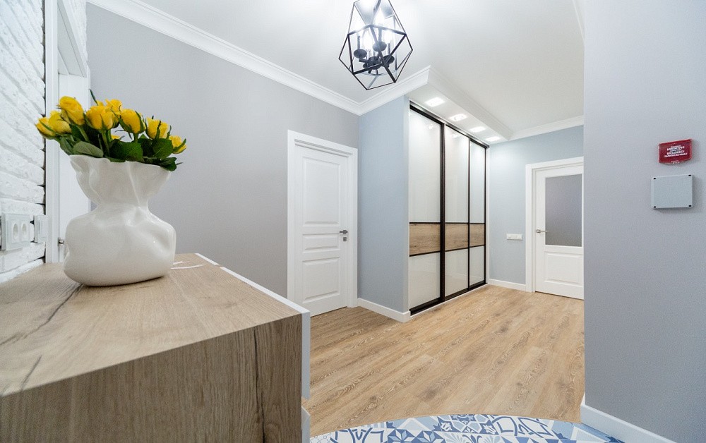 Шкафы-купе в прихожей и спальне