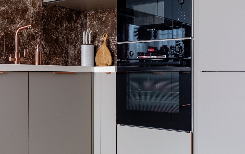 Г-образная кухня с бархатистыми фасадами