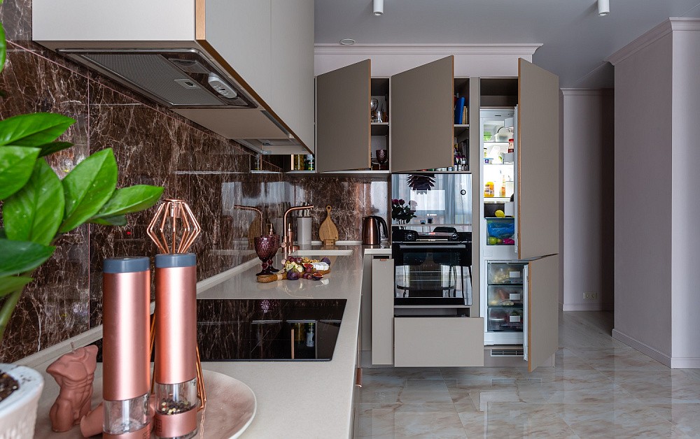 Г-образная кухня с бархатистыми фасадами