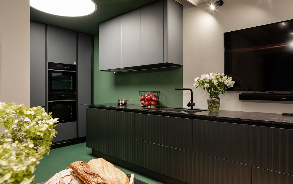 Графитовая кухня для ТВ-проекта «Дачный Ответ»