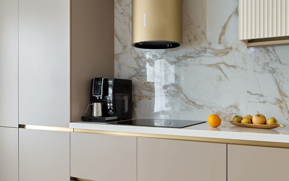 Роскошная песочная кухня с мраморно-золотыми акцентами