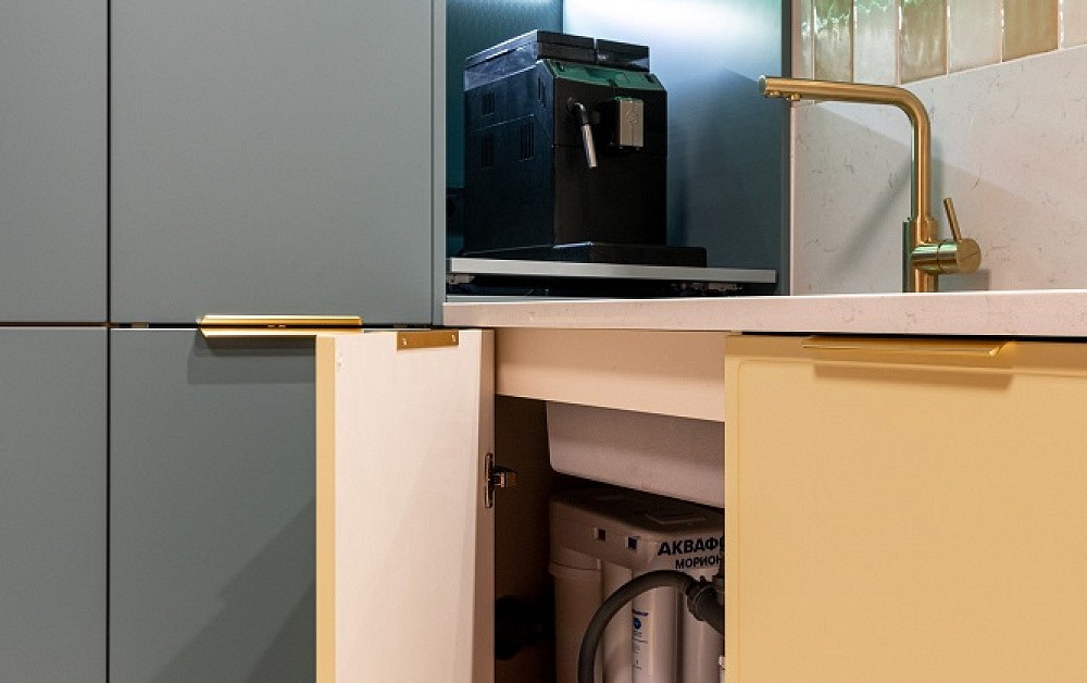 Колор-блок кухня для ТВ-проекта «Квартирный Вопрос»