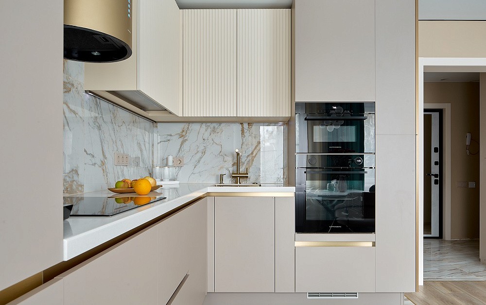 Роскошная песочная кухня с мраморно-золотыми акцентами