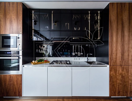 Белая кухня в сочетании с деревом