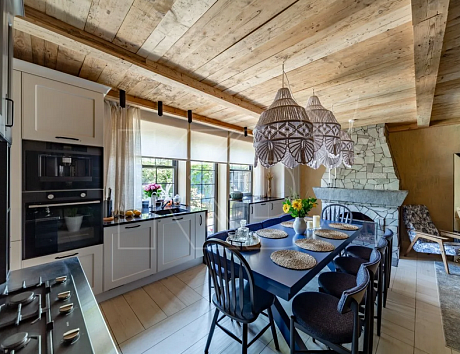 Гарнитур для кухни из массива в магазине