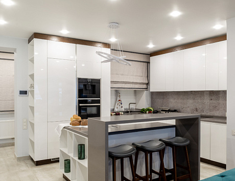 Светлая кухня в Мурманске