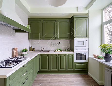 Угловая кухня в зеленом цвете
