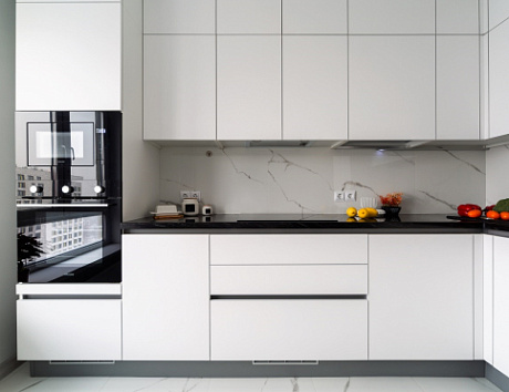 Светлая кухня в Мурманске