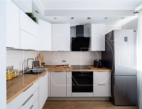 Угловые кухни белые