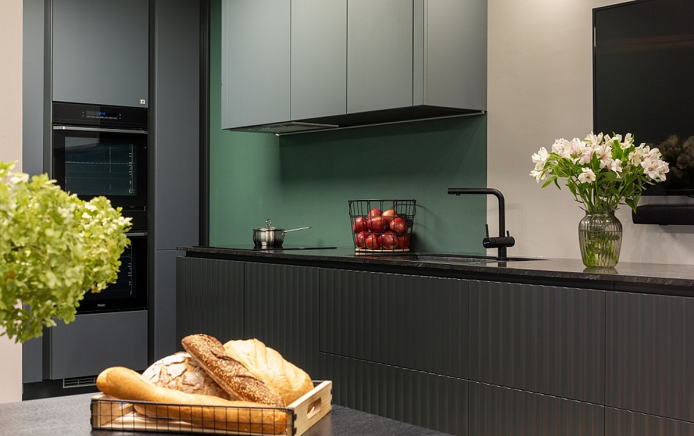 Графитовая кухня для ТВ-проекта «Дачный Ответ»