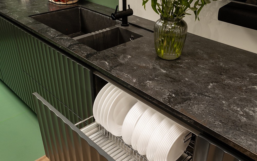 Графитовая кухня для ТВ-проекта «Дачный Ответ»